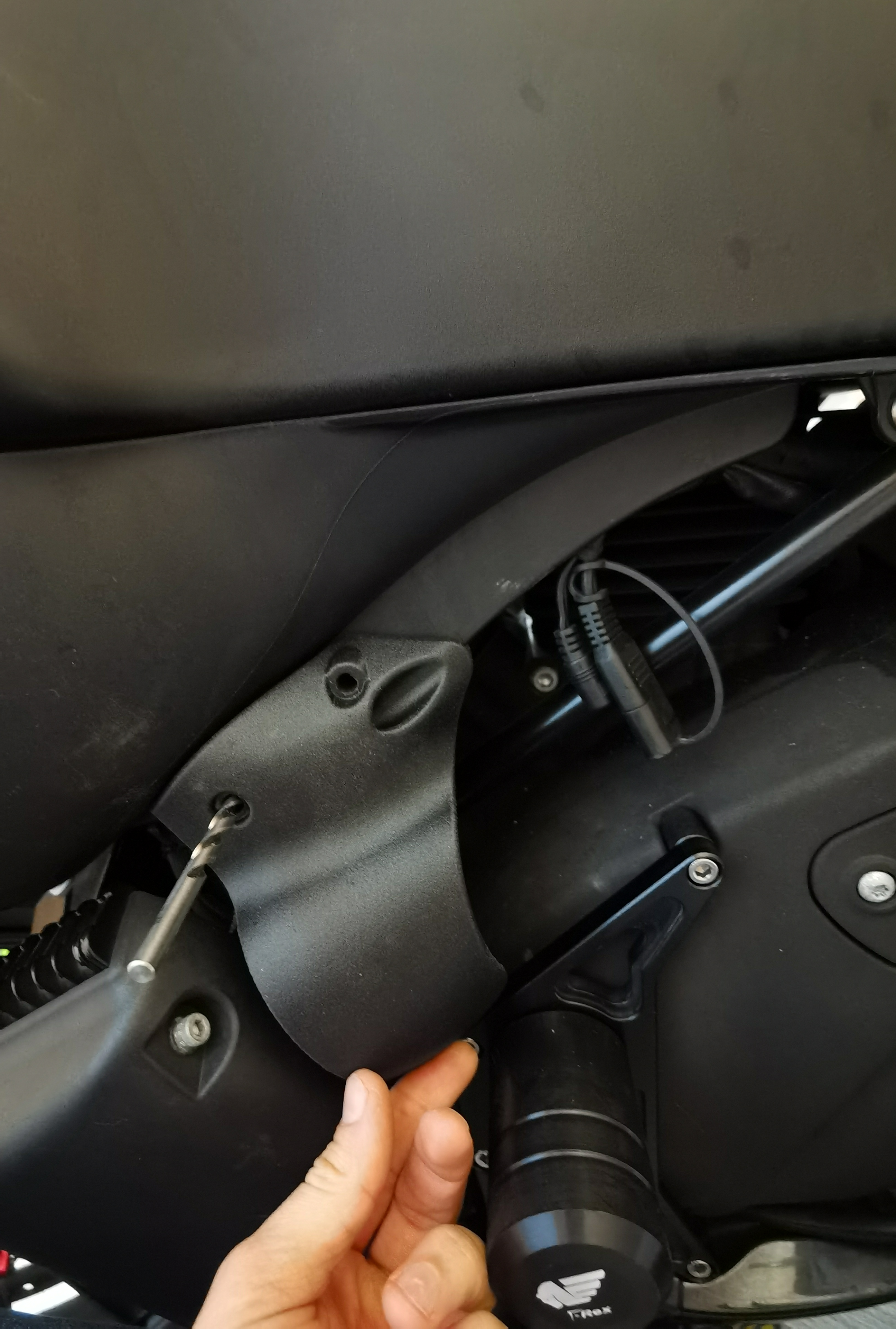 喇叭罩安装 +T-Rex 车架滑块左侧